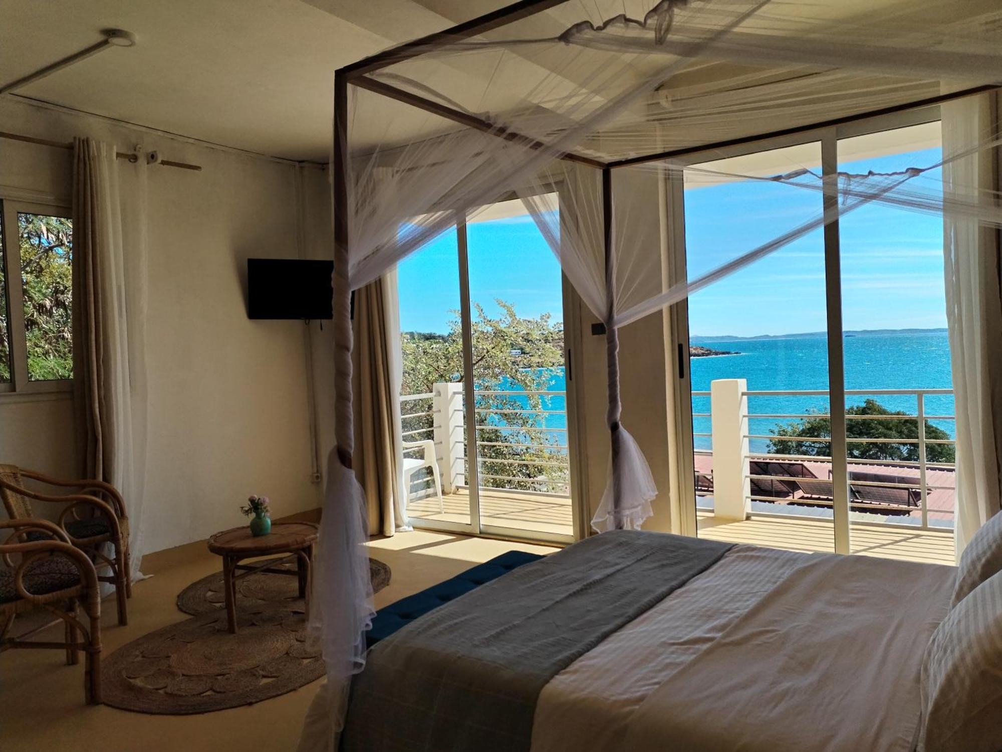 Hotel Riziky Antsiranana エクステリア 写真